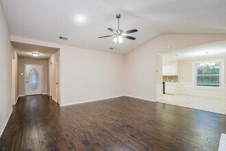 152 Bastrop St in Angleton, TX - Building Photo - Building Photo