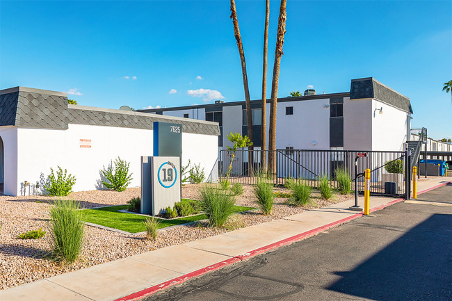 Station 19 Apartments in Phoenix, AZ - Foto de edificio - Building Photo