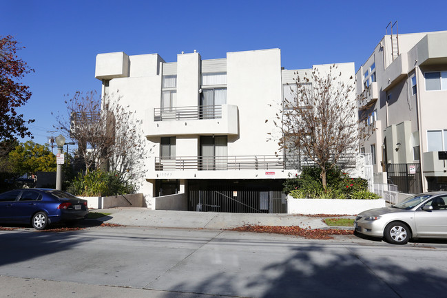 15045 Dickens St in Sherman Oaks, CA - Building Photo - Primary Photo