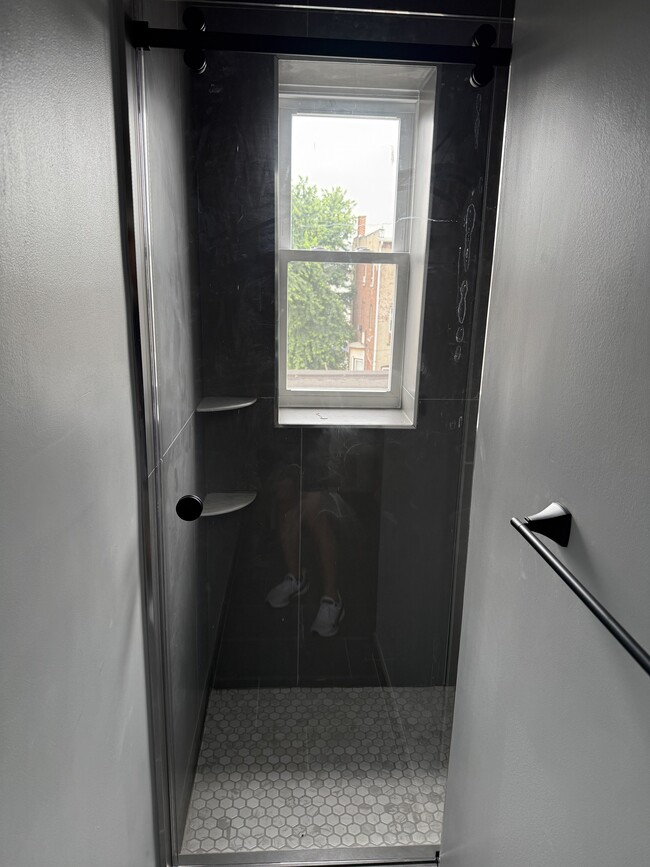14 Gouverneur St, Unit 9 in Newark, NJ - Building Photo - Building Photo