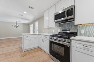 103 W Centre St in Fredericksburg, TX - Building Photo - Building Photo