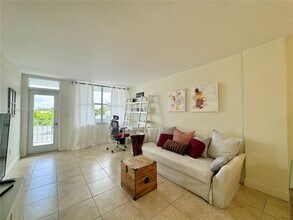 910 Jefferson Ave, Unit 4C in Miami Beach, FL - Building Photo - Building Photo