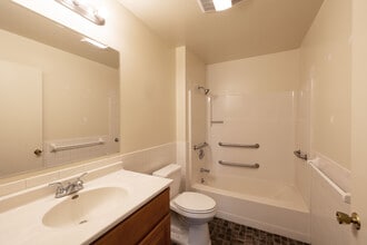 Serafini Village in Albany, NY - Foto de edificio - Interior Photo