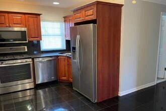 9 Pickwick Ln in North Babylon, NY - Building Photo - Building Photo