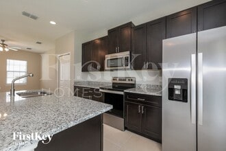 445 Eagle Dr in Poinciana, FL - Foto de edificio - Building Photo