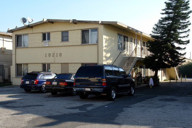 10208 Felton Ave in Inglewood, CA - Foto de edificio - Building Photo