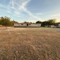400 Phillip Ln in Liberty Hill, TX - Building Photo