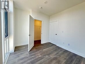 715 Davis Dr in Newmarket, ON - Building Photo - Building Photo