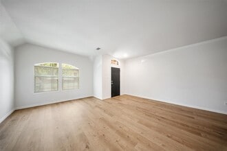 6000 Meadowglen Dr in Argyle, TX - Foto de edificio - Building Photo