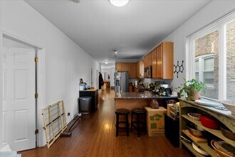 3528 W Shakespeare Ave in Chicago, IL - Foto de edificio - Building Photo