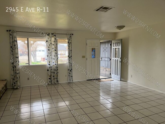 2945 E Ave R-11 in Palmdale, CA - Building Photo - Building Photo