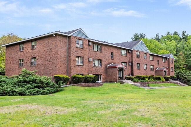50 Spencer Rd in Boxborough, MA - Foto de edificio - Building Photo