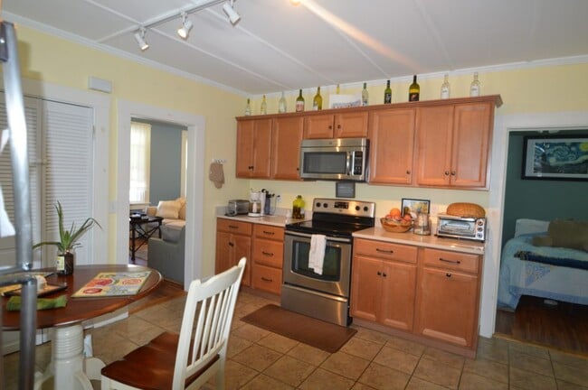 19 Dixon St, Unit 2 in Newport, RI - Building Photo - Building Photo