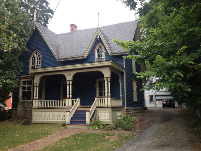 109 Genesee E St in Fayetteville, NY - Foto de edificio - Building Photo