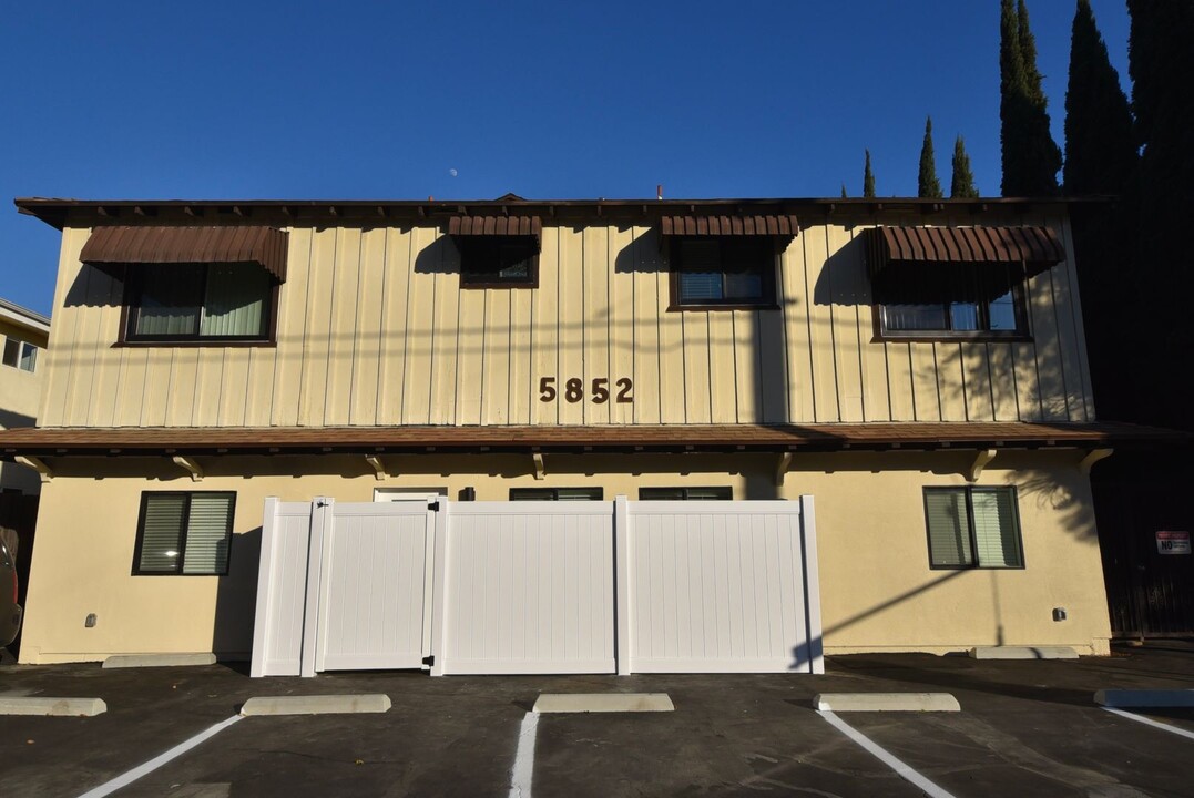 5852 Hazeltine Ave, Unit 08 in Los Angeles, CA - Building Photo