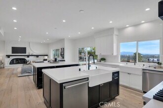 5952 Woodland View Dr in Los Angeles, CA - Building Photo - Building Photo