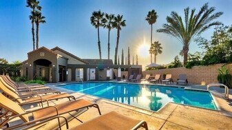 400 Lake St, Unit 105 in Huntington Beach, CA - Building Photo