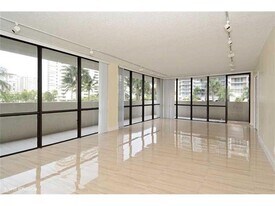 2050 S Ocean Dr in Hallandale Beach, FL - Building Photo
