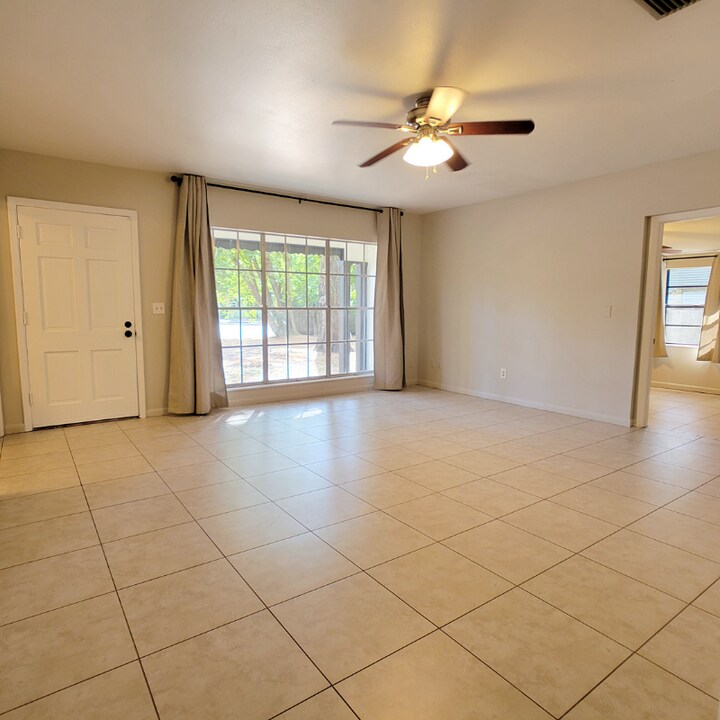 404 Bullard Pkwy in Temple Terrace, FL - Building Photo