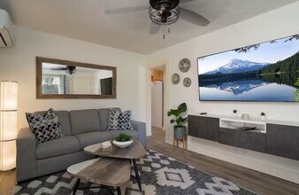 1428 NE Adams St in Camas, WA - Foto de edificio - Building Photo