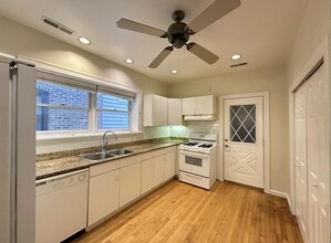 2619 W Greenleaf Ave in Chicago, IL - Building Photo - Building Photo