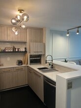 323 Queen Anne Ave N, Unit 410 in Seattle, WA - Building Photo - Building Photo