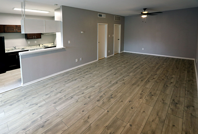 8800 Westplace Dr, Unit 101 in Houston, TX - Building Photo - Building Photo