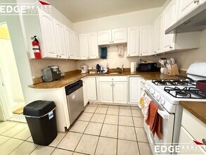 338 Saint Paul St, Unit 3 in Brookline, MA - Foto de edificio - Building Photo