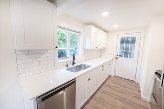 1413 SW Cambridge St in Seattle, WA - Building Photo - Building Photo