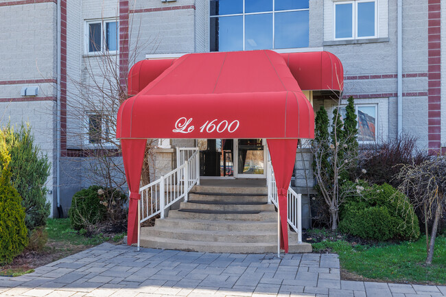 Residence Estudiantes Montmorency in Laval, QC - Building Photo - Building Photo