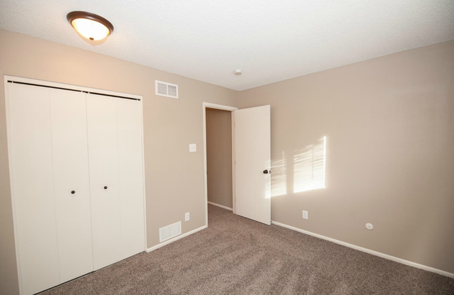 1250 S Monaco St Pkwy in Denver, CO - Foto de edificio - Building Photo