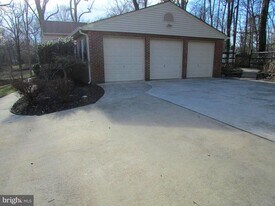 11348 Vale Rd in Oakton, VA - Building Photo