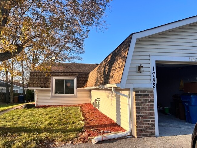 1742 Amherst Cir