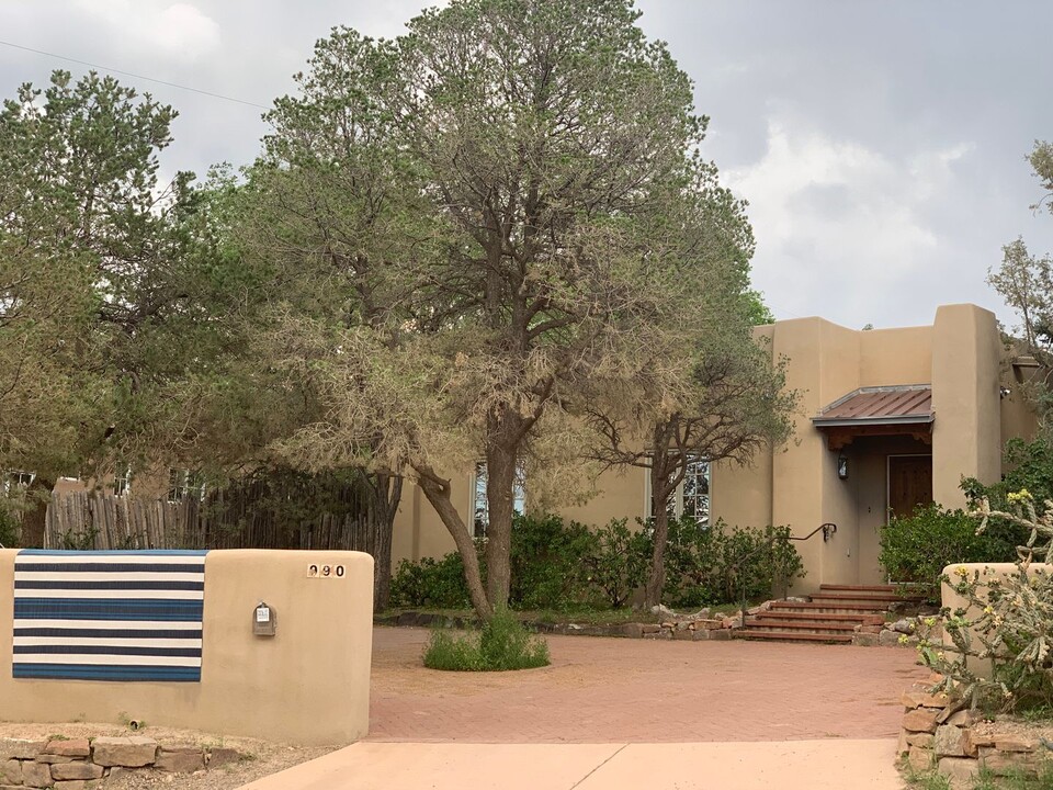 990 Camino San Acacio in Santa Fe, NM - Building Photo