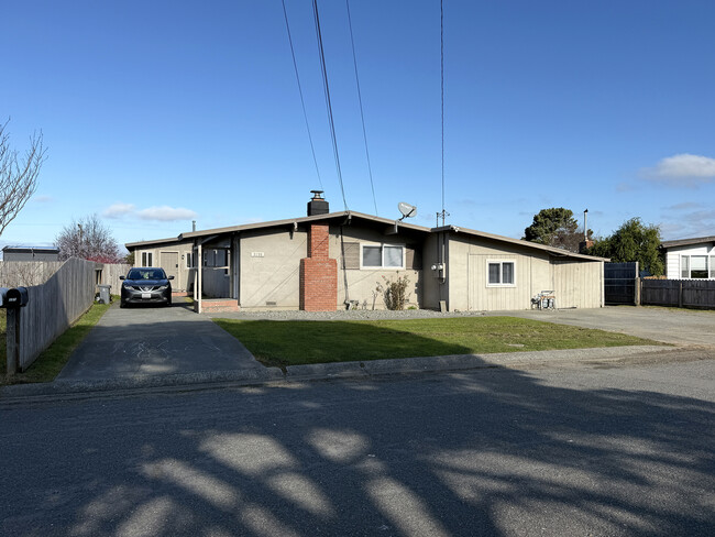 2159 Dartmouth Dr, Unit B in Eureka, CA - Foto de edificio - Building Photo