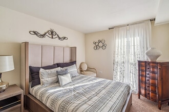 ReNew Kennedy Park in Denver, CO - Foto de edificio - Building Photo