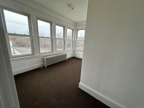1059 Huntingdon Ave in Waterbury, CT - Building Photo - Building Photo