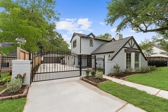 10714 Deerwood Rd in Houston, TX - Building Photo - Building Photo