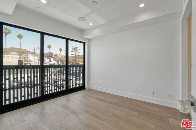 property at 1447 N Martel Ave