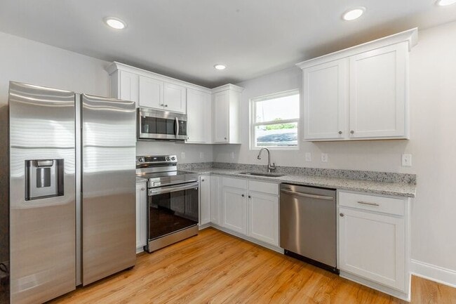 property at 2005 S Lyerly St