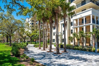 Manor Riverside in Tampa, FL - Building Photo - Building Photo