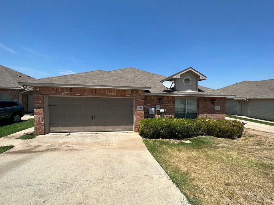 1046-1048 Newcastle Dr in Weatherford, TX - Building Photo