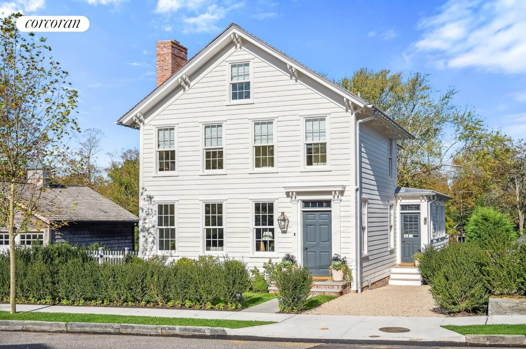 29 Henry St in Sag Harbor, NY - Building Photo