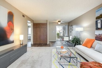 Camelback Cove Apartments in Phoenix, AZ - Foto de edificio - Building Photo