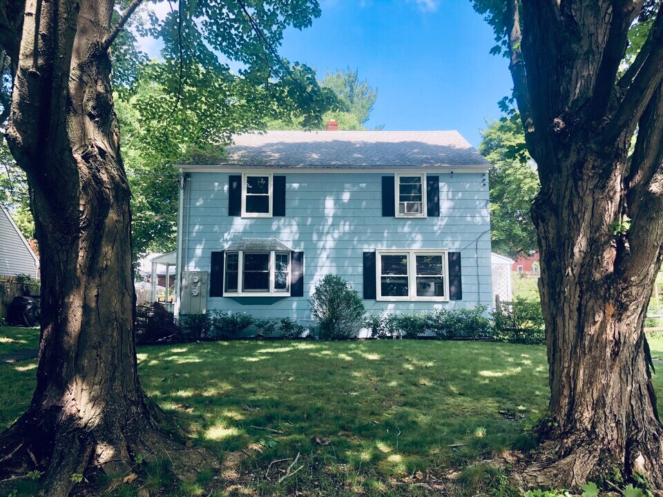 28 Greenlawn Dr in Fairfield, CT - Building Photo