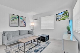 208 SE 4th St in Hallandale Beach, FL - Building Photo