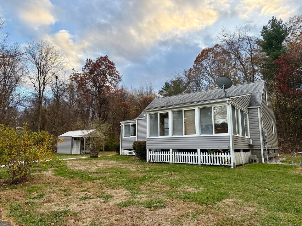 213 Georgetown Rd in Weston, CT - Building Photo