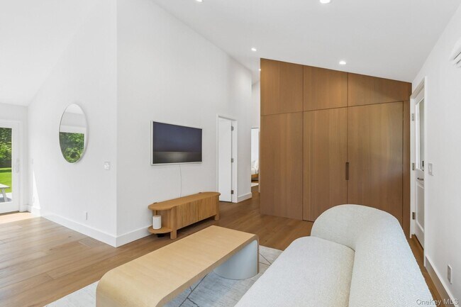 96 Town Ln in East Hampton, NY - Building Photo - Building Photo