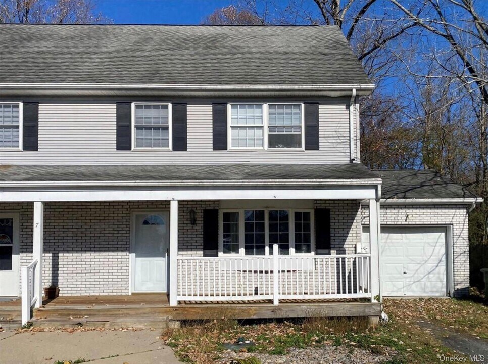 7 Penny Ln in Newburgh, NY - Building Photo