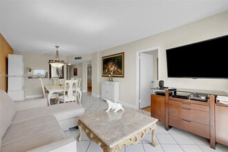 5321 NE 24th Ter, Unit GREAT UPGRADED CONDO in Fort Lauderdale, FL - Building Photo - Building Photo